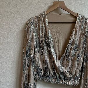 SEQUINED LONG SLEEVE TOP (M) NBW